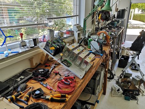 Iron Man Workshop, Tech Workshop, Workshop Aesthetic, Workshop Bedroom, Cable Management Diy, Robotics Workshop, Engineering Workshop, Small Room Setup, Home Office Layouts