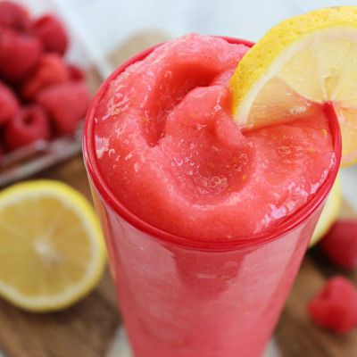 Raspberry Lemonade Slushie Raspberry Lemonade Slushie, Lemonade Slushie Recipe, Lemonade Slushie, Dole Pineapple Whip, Lemonade Slushies, Frosted Lemonade, Fruity Recipes, Slushie Recipe, Dessert Party