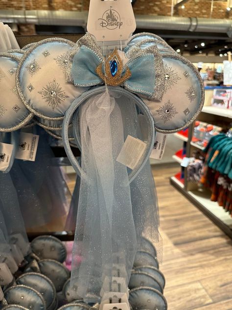 Elsa Mickey Ears, Disney Minnie Ears, Christmas Disneyland, Disneyland Ears, Winter Dream, Disney Minnie Mouse Ears, Disney Photo Ideas, Disney Bows, Minnie Mouse Earrings