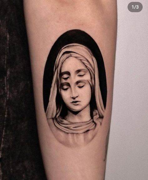 Catholic Mary tattoos with an explanation of their meanings: 50+ ideas in different styles with various elements for every taste. Bonus: the most popular tattoo spots. Woman Portrait Tattoo, Portrait Tattoo Ideas, Mary Tattoos, Simple Unique Tattoos, Stippling Tattoo, Trippy Tattoo, Art Inspired Tattoos, Tattoo Portrait, Catrina Tattoo