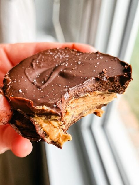 low carb keto chocolate peanut butter cups Sugar Free Reese Cups, Peanut Butter Cups Healthy, Keto Peanut Butter Cups, Healthy Peanut Butter Cups, Drink Inspiration, Low Carb Low Sugar, Chocolate Peanut Butter Cups, Carb Snacks, La Food