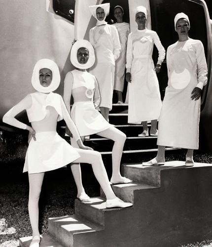 What the future looked like way back when #history #tech #future #science #fashion London Ballet, 60s Space Age, Space Age Fashion, Style Année 60, Andre Courreges, 1960 Fashion, Tabula Rasa, 1960's Fashion, Space Fashion