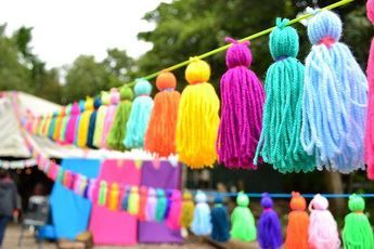 Aprende a hacer estas fáciles borlas de lana para aplicarlas en diferentes elementos decorativos de tu casa o para decorar tu fiesta. Umbrellas Wedding, Pom Pom Crafts, Mexican Party, Party Time, Craft Party, Diy And Crafts, Tassels, Diy Decor, Wedding Decorations