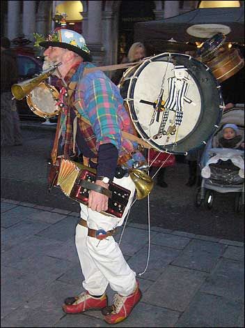 Build Your Own One Man Band | Music That Matters One Man Band, Band On The Run, Street Performers, Street Music, Man Band, Street Musician, Musical Theme, Bluegrass Music, Folk Instruments