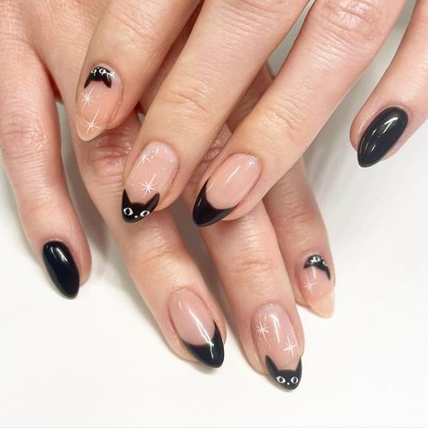 Cat Nails French Tip, Cat Tip Nails, Subtle Black Halloween Nails, Mail Inspo Halloween, Nail Art Ideas Halloween, Gel Nails Patterns, Nail Design For Halloween, Acrylic Nails Almond Halloween, Acrylic Nails Cat Design