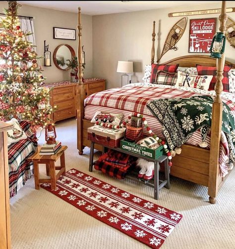 Landing Christmas Decor, Christmas Bedding Ideas, Ski Lodge Christmas, Ski Lodge Style, Holiday Bedroom, Tree Themes, Country Christmas Decorations, Christmas Interiors, Christmas Bedding