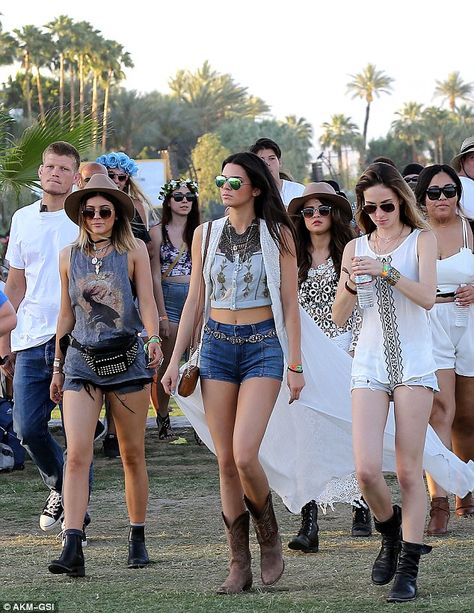 Kendall & Kylie Jenner Kylie Coachella, Coachella Kendall Jenner, Kylie Jenner Coachella, Kendall Kylie Jenner, Coachella Fits, Coachella 2014, Jenner Girls, Outfits 2014, Coachella Looks