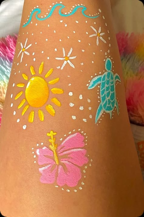 Leg Painting Summer, Painting Legs Art Ideas, Summer Leg Painting Ideas, Summer Leg Painting, Things To Draw On Your Leg, Leg Painting Ideas, Legs Painting, Summer Art Ideas, Shorts Painting