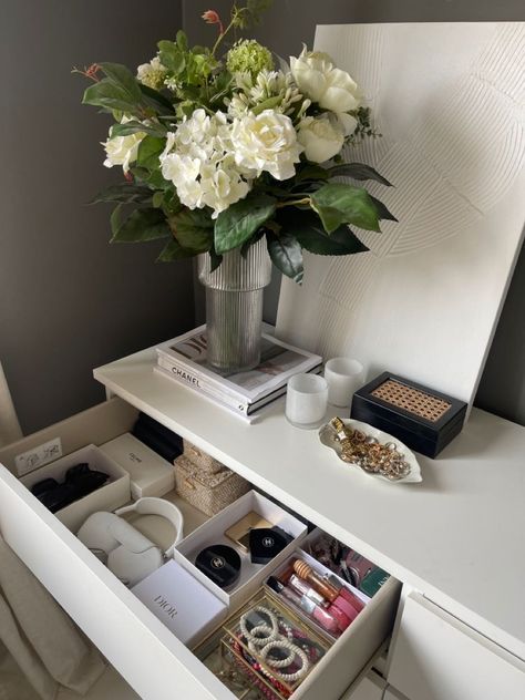 Nightstand Organization Ideas, Organised Bedroom, Organizing Aesthetic, Messy Makeup, Reset Your Life, Nightstand Organization, Makeup Drawer, Deco Studio, Redecorate Bedroom