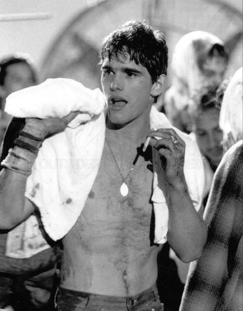 Matt Dillon The Outsiders, Bob Hughes, Young Matt Dillon, The Outsiders Greasers, 80s Actors, Dallas Winston, 80s Men, Matt Dillon, Ralph Macchio