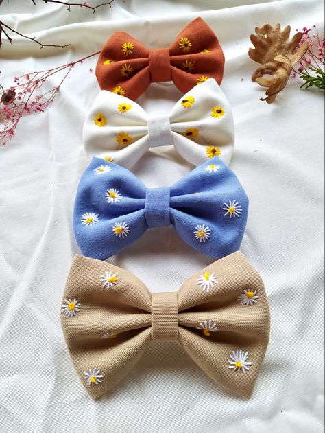 Hand embroidered daisy bow Diy Hair Accessories Tutorial, Embroidered Hair Bows, Daisy Hair, Diy Hair Accessories Ribbon, Embroidered Bow, Hair Tie Accessories, Hand Embroidery Patterns Free, Diy Embroidery Patterns, Bow Bow