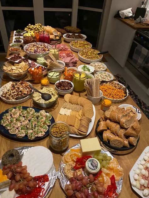 Essen, Friendsmas Ideas, Best Charcuterie Board Ideas, Best Charcuterie Board, Nye Food, Galentine's Party, Friendsgiving Ideas, Friendsgiving Dinner Party, Friendsgiving Food