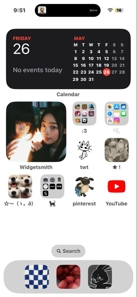 Messy Phone Layout, Iphone Ios Layout Ideas, Ios 16 Phone Ideas, Korean Home Screen, Newjeans Homescreen Layout, Homescreen Decor Ideas, Layout Design Iphone, Lockscreen Iphone Ideas, Phone Set Up Homescreen