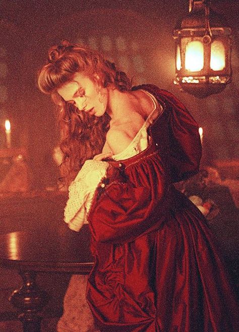 Keira Knightley in ‘Pirates of the Caribbean: The Curse of the Black Pearl’ (2003). Elisabeth Swan, 3 People Costumes, Pirate Aesthetic, Kiera Knightly, Curse Of The Black Pearl, جوني ديب, Kaptan Jack Sparrow, Elizabeth Swann, Pirates Life For Me