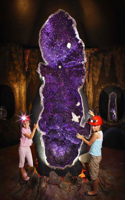 Worlds Biggest Amethyst Geode – The ‘empress Of Uruguay’ Matka Natura, Crystal Cave, Seni 3d, Pretty Rocks, Beautiful Rocks, Amethyst Geode, The Empress, Mineral Stone, Minerals And Gemstones