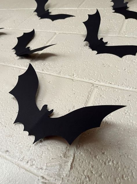 Paper Bats Front Door, Hanging Bats Diy, Homemade Bat Decoration, Cardstock Halloween Decorations, Diy 3d Bats For Halloween, Bat Themed Classroom Door, Diy Bats Halloween, Construction Paper Bats Halloween Crafts, Diy Bat Wall Decor