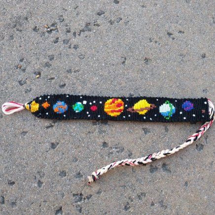 How To Make Friendship Bracelets, Alphabet Bracelets, Friendship Patterns, Bracelets Embroidery, Embroidery Friendship, Bracelet Embroidery, Bracelets Aesthetic, Alpha Bracelet, Aesthetic Patterns