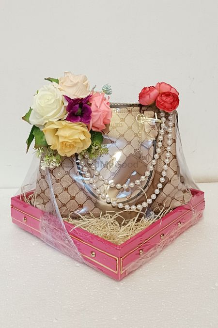 Wedding Gift Hampers, Indian Wedding Gifts, Wedding Gift Items, Indian Wedding Favors, Trousseau Packing, Diy Floral Decor, Wedding Gift Pack, Hand Work Design, Creative Wedding Gifts