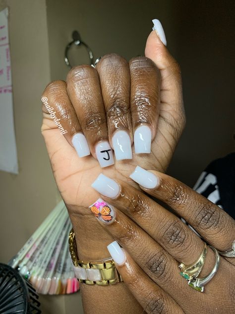 Short Square Acrylic Nails With Initial, Nails Ideas Boyfriend Initials, Milky White Nails With Initial, Blue Initial Nails, White Nails With Initials Acrylic, White Nails With Letter, Short Nails With Initial, Short Acrylic Nails With Initials, Short White Nails With Design