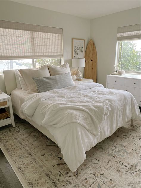 Beachy Room Bedding, Modern Rustic Room Ideas, Minimal With Pops Of Color, Clean Room Inspiration, Trendy Bedroom Colors, Coastal Chic Home, Blue Beach Decor, Coastal Minimalist Decor, Beach Inspired Bedroom