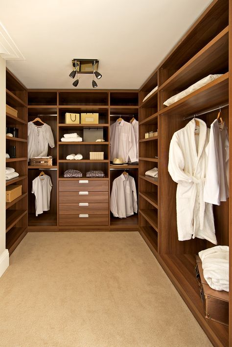 Closet de Madera | Modernos Modern Closet Designs, Walking Closet, Walk In Closet Design, Closet Design Layout, Simple Closet, Modern Closet, Closet Layout, Bedroom Closet Design, Closet Cabinets