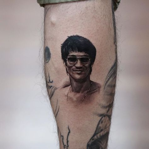 Bruce Lee Micro Portrait Tattoo by Pony Lawson Bruce Lee Tattoo, Tattoos Pequeños, Micro Realism, Indian Feather Tattoos, Bruce Lee Art, Astronaut Tattoo, Portrait Tattoos, Cool Tattoo Drawings, Movie Tattoos