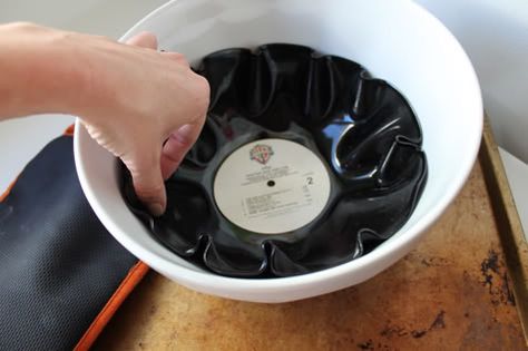 Recycled Vinyl Records Ideas, 45 Records Repurposed, Melting Records Into Bowls, Melted Record Bowl, Album Bowls Old Records, Vinyl Bowls Diy, Record Bowls Diy How To Make, Diy Record Bowl, Record Bowl Diy