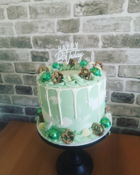 White Drip Cake, Drip Cake, Drip Cakes, Green And White, Birthday Cake, Cake, Birthday, Green, White