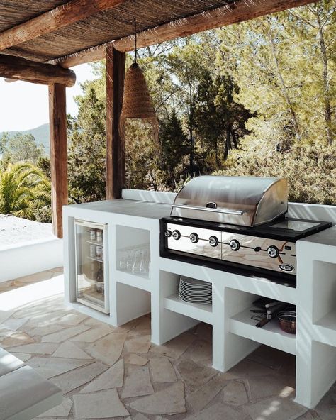 CASA PURA VIDA | Do you feel invited to cook in this outdoor kitchen? Send us a message to book your holiday! ——— #arquitectura #arquitecture… | Instagram Mediterranean Outdoor Kitchen Ideas, Small Barbecue Area, Cycladic House, Pergola Kitchen, Concrete Outdoor Kitchen, Communal Space, Backyard Guest Houses, Small Outdoor Kitchens, Outdoor Bbq Area