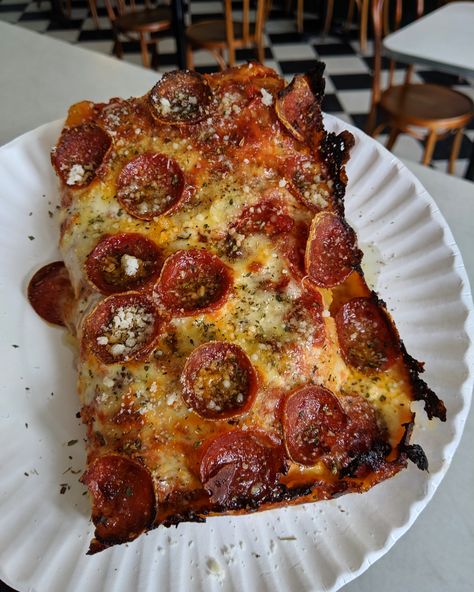 Greasy Pizza, Thing Aesthetic, Fluffy Chair, Sweet Chili Sauce Recipe, Slice Pizza, Square Pizza, Gourmet Food Plating, Greasy Food, Pizza Ideas