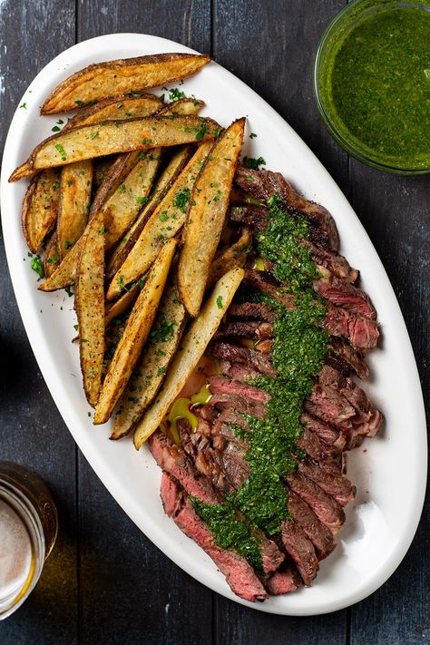 Steak Dinner Sides, Steak With Chimichurri Sauce, Chimichurri Sauce Recipe, Low Carb Meal, Steak Frites, American Dishes, Chimichurri Sauce, Makanan Diet, Dinner Sides