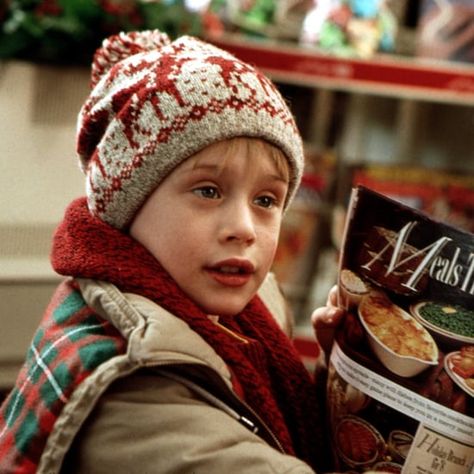 Kevin Home Alone, Home Alone 1, Christmas Movies List, Home Alone Movie, Home Alone Christmas, Macaulay Culkin, Holiday Scents, Christmas Icons, Holiday Movie