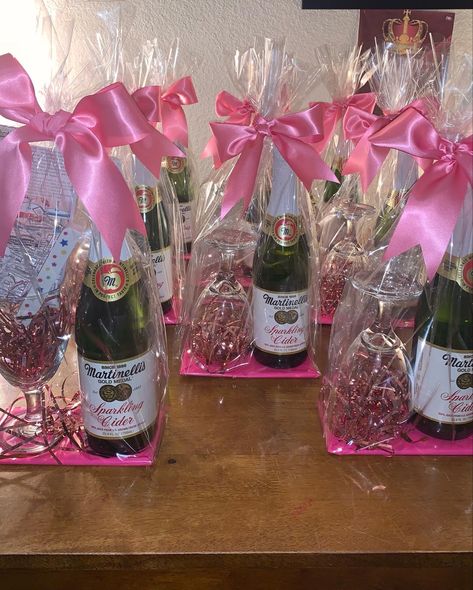 Diy Mother's Day Gift Basket, Mothers Day Baskets, Gift Basket Ideas Christmas, Valentines Day Baskets, Liquor Gifts, Valentine Gift Baskets, Valentine Baskets, Valentine's Day Gift Baskets, House Crafts