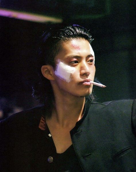 Shun Oguri as Takiya Genji (Crows Zero, Takahashi Miike 2007) Genji Crows Zero, Shun Oguri, Crows Zero, Pose Reference Photo, 인물 사진, Photo Reference, Asian Style, Male Face, Crows