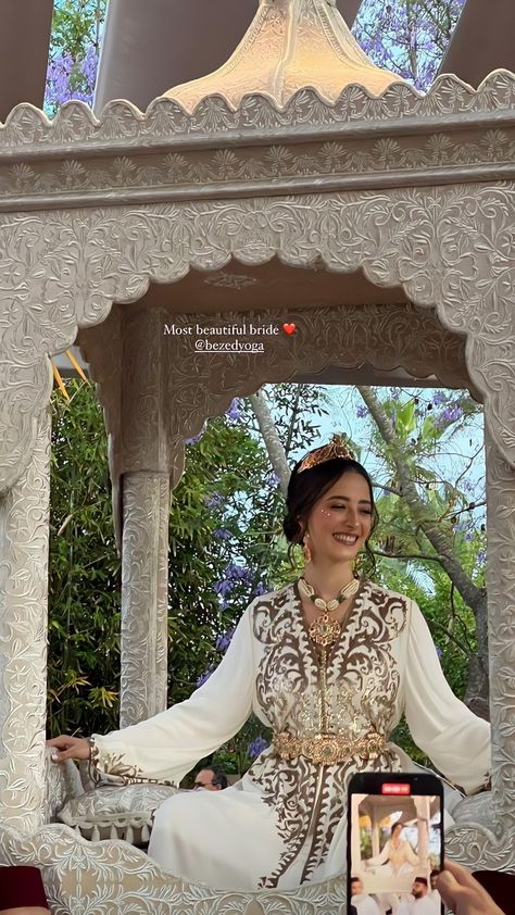 Traditional Moroccan Wedding Dress, Moroccan Wedding Aesthetic, Moroccan Weddings, Traditional Moroccan Wedding, Algerian Wedding, Morocco Culture, Wedding Bridge, Moroccan Wedding Dress, Wedding Dress Aesthetic