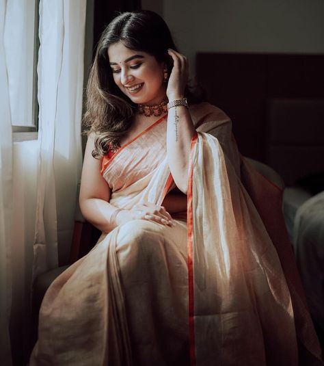 Saree Pic, Saree Pose, Girl Film, Flower Photoshoot, Saree Poses, Indian Photoshoot, Saree Photoshoot, Friend Poses Photography, Stylish Photo Pose