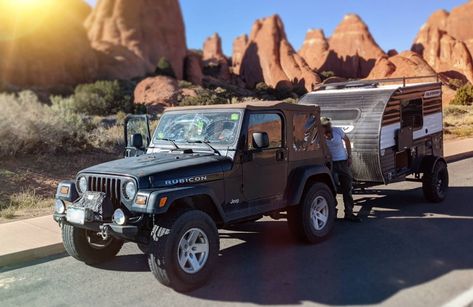 🚍 A Jeep Wrangler has a towing capacity perfect for pull behind campers. On the hunt for a new camper for your jeep? Check out these options! 9 Small Campers to Pull Behind Your Jeep Wrangler #pullbehindcampers #jeepwrangler #fulltimerving Small Pull Behind Campers, Jeep Camping Wrangler, Decked Out Jeep Wrangler, Camping In A Jeep Wrangler, Jeep Wrangler Top Off, Jeep Wrangler Camper, Pull Behind Campers, Jeep Wrangler Camping, Tent On Top Of Jeep