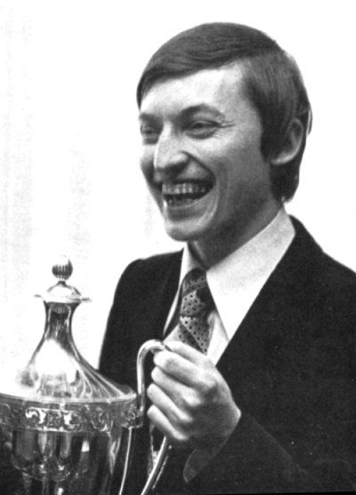 Anatoly Yevgenyevich Karpov : "vous rigolez les gars, je dois boire cul-sec la coupe que vous m'offrez ?" "J'espère que ce n'est pas de la vodka polonaise ?" Anatoly Karpov, Chess Magazine, Chess Master, How To Play Chess, Chess Players, Kings Game, Chess Pieces, Game Pieces, Weird Art