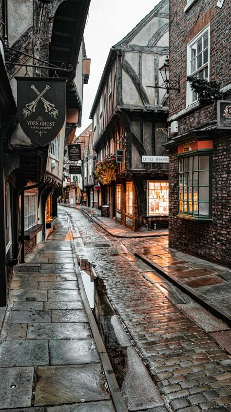 prettylittlelondon on Instagram: Can you guess what time we had to wake up to find the Shambles in York empty? It was so magical and also a bit spooky! 👻 Talking of magic,… York Harry Potter, Harry Potter Vibes, London Harry Potter, Harry Potter Places, Harry Potter Locations, The Shambles, Harry Potter London, Europe Street, England Aesthetic