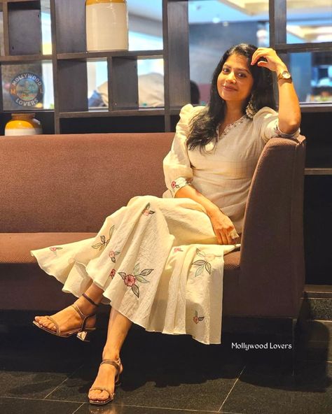 Sivadha Kerala Outfit, Kerala Piravi, Malayalam Movie, Movie Actress, Traditional Outfit, Glamour Makeup, Traditional Attire, White Outfits, Sleeve Detail