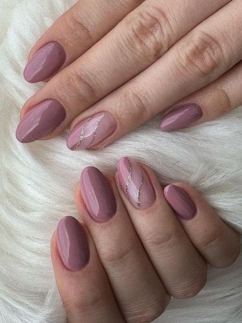 Short Winter Nails, Nail Ideas Winter, Mauve Nail Polish, Subtle Nail Art, Mauve Nails, Glitter Polish, Bridal Nail Art, Hello Nails, Dark Mauve