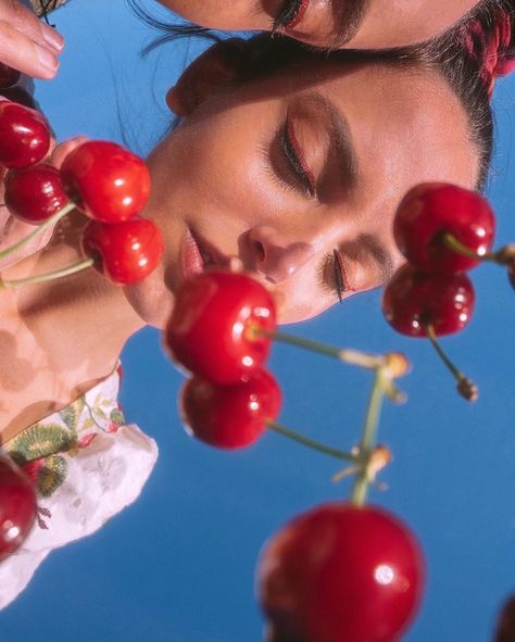 Fruity Photoshoot, Fruit Photoshoot, Marta Sierra, Mirror Photoshoot, Fruit Shoot, Fruits Photos, Wedding Organizer, Creative Photoshoot Ideas, Fruit Photography