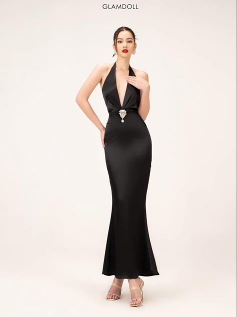 James Bond Dress Woman, Elegant Seductive Outfits, James Bond Theme Party Outfit Women, Attractive Dresses, Guess Dress, Elegant Dresses Classy, فستان سهرة, Fashionista Clothes, Gowns Of Elegance