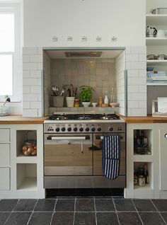 Kitchen Chimney, Kitchen Cooker, Chimney Breast, Country Style Kitchen, Kitchen Fireplace, Kitchen Dinning, Kitchen Plans, Kitchen Diner, Kitchen Collection