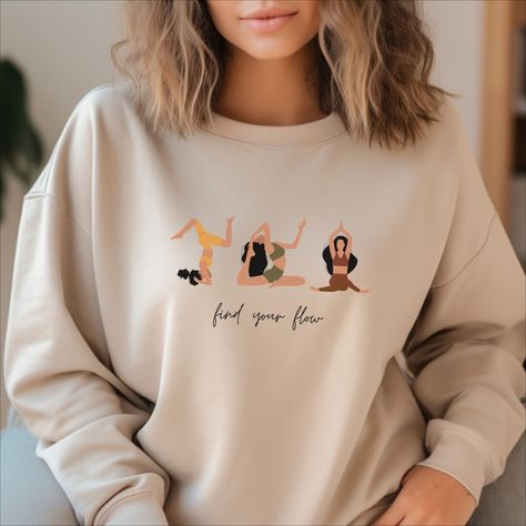 Beige Gildan 18000 crewneck sweatshirt featuring illustrations of women doing yoga poses followed by the phrase "find your flow" underneath in black script. Yoga T Shirts Design, Yoga T Shirt, Etsy Pod, Frases Yoga, Yoga Sweatshirt, Yoga Club, Monthly Baby Pictures, Poses Yoga, Yoga Decor