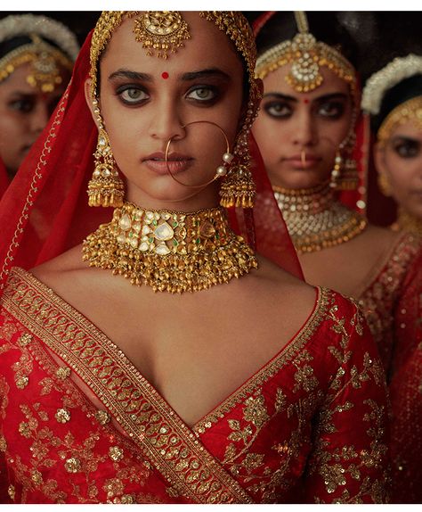 Sabyasachi's Charbagh Collection :: Khush Mag Sabyasachi Gold Jewellery, Sabyasachi Makeup Look, Sabyasachi Bride Makeup, Sabyasachi Jewellery Bridal Collection, Sabyasachi Makeup, Four Aesthetic, Quirky Bride, Sabyasachi Bridal, Sabyasachi Mukherjee