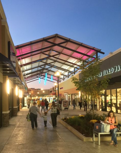 The concourse of the Outlets of Little Rock, designed by HFA's Boston team. Outlet Mall Design, Outdoor Mall Design, Mini Mall Design, Shopping Center Architecture, Makerspace Design, Commercial Building Plans, Outdoor Restaurant Patio, Architecture Photography Buildings, Streetscape Design