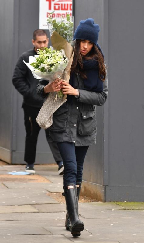 Wellington Boots Outfit, Estilo Meghan Markle, Meghan Markle Outfits, Hunter Boots Outfit, Barbour Style, Hunter Boot, Meghan Markle Style, Barbour Jacket, Wellington Boot