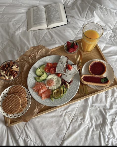 breakfast in bed Food Tray Ideas, Tapas Dinner, Breakfast Presentation, Breakfast Pictures, Bed Aesthetic, Breakfast Aesthetic, Food Fantasy, Sunday Breakfast, Brunch Time