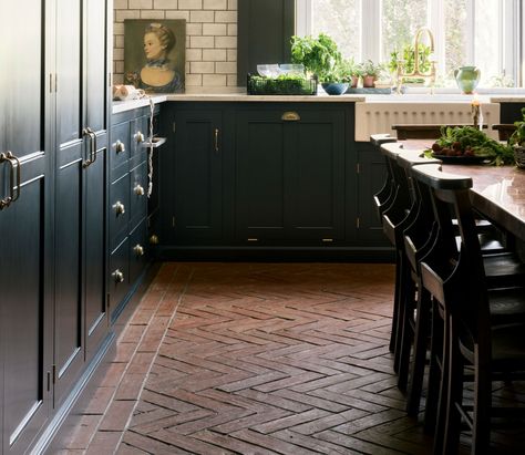 Country-style & brick floors laid in herringbone, chevron or honeycomb patterns. Under floor heating is a must for these cold stone floors. #kitchendesign #homedecorkitchen #kitchen Natural Stone Floors, Brick Floors, Best Flooring For Kitchen, Brick Floor, Cold Stone, Dwelling Place, Stone Floors, Floor Pattern, Reclaimed Brick